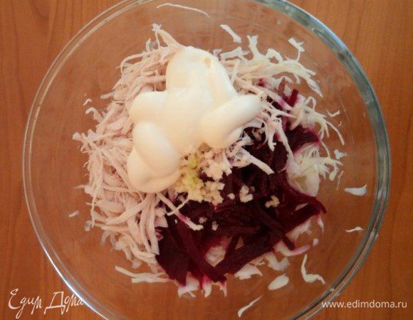 Чеснок порубить, заправить майонезом, перемешать, при необходимости посолить. Дать постоять минут 15 и подавать к столу. Приятного аппетита!