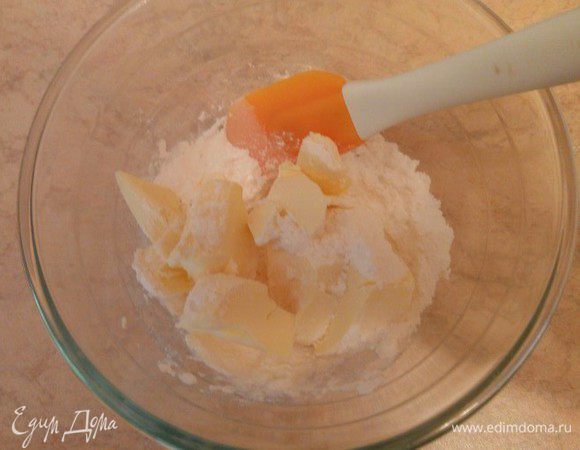Мягкое масло растереть с сахарной пудрой.