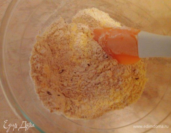 Соединить все сухие ингредиенты (все виды муки, отруби, семя льна, разрыхлитель, соль).
Добавить в масляную смесь, перемешать, на данном этапе мне пришлось добавить яйцо, так как тесто совсем не хотело собираться, поэтому вы его можете смело добавить на первом этапе.