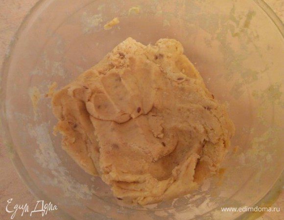 Замесить тесто. Возможно вам потребуется чуть больше пшеничной муки. Тесто получается рассыпчатым. Поместить его в кондитерский шприц или мешок и отсадить на противень. 
Можно печенье накатать в форме шариков. Если вырезать, то катать между двумя слоями бумаги или пленки.

