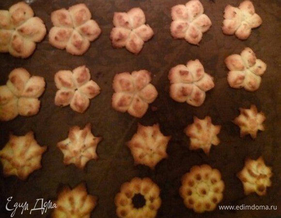 Отсаженное печенье поставить в холодильник на 1 час, после охлаждения выпекать в разогретой до 200°C духовке 8-10 минут.
Приятного аппетита!