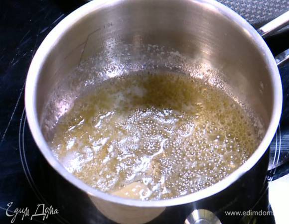 Сливочное масло растопить на медленном огне.