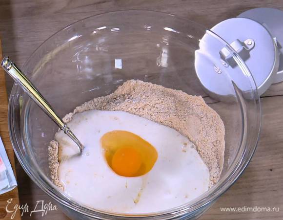 Всю муку соединить, всыпать сахар, соду, соль, влить кефир, добавить яйцо и все перемешать.