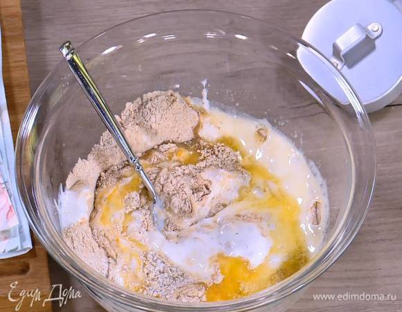 Растопленное сливочное масло влить в тесто и еще раз перемешать.