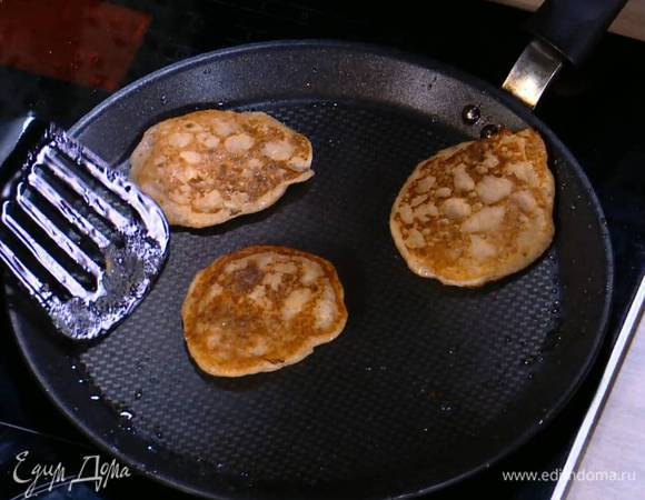 Разогреть в сковороде оливковое масло и пожарить маленькие блинчики или оладьи.