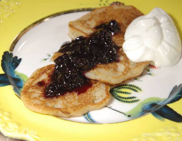 Подавать со сметаной и вареньем.