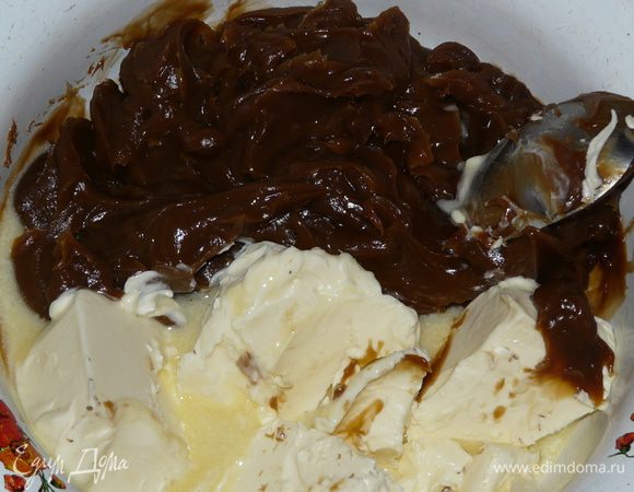 В глубокую миску выложить вареную сгущенку и сливочное масло, постепенно помешивать до полной однородной массы. После добавить размельченные грецкие орехи и тщательно перемешать. Полученную массу поставить в холодильник для застывания.