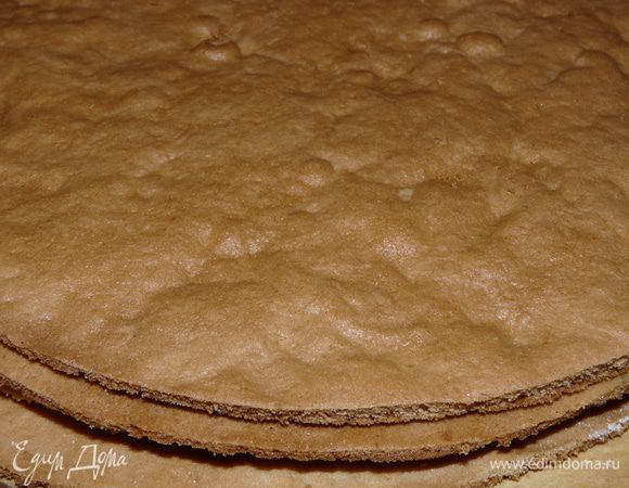 Вынимаем тесто из холодильника и разделим на равных 5 частей. Далее возьмём часть и на доске раскатываем корж скалкой, выкладываем на сковороду предварительно вилочкой, сделав протыкания, выпустив лишний воздух. Ставим в разогретую духовку и выпекаем. И так 5 раз.