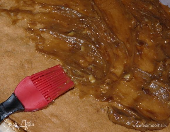 После все коржи с верху обмазываем тщательно кремом, выкладывая их друг на друга. Далее тщательно обмазываем с боку торта, и посыпаем сверху и с боку из размельченных грецких орехов и крошки. А данный полученный торт украсим сверху цельным грецким орехом по своему вкусу. Торт готов и нужно для пропитывания, на несколько часов, поставить в холодильник.