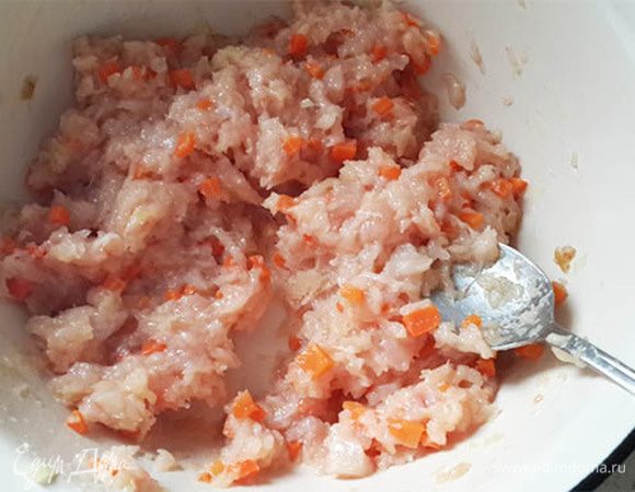 Филе прокрутить в блендере, чтоб остались небольшие кусочки. Не до состояния кремообразной массы. Лук и морковь порезать кубиками и потушить на сковороде в любом растительном масле почти до состояния готовности. Чеснок выдавить через чеснокодавку. Все смешать вместе. Добавить яйцо и соль. Перемешать.