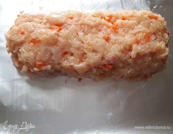 Выложить массу на фольгу, утрамбовать руками.