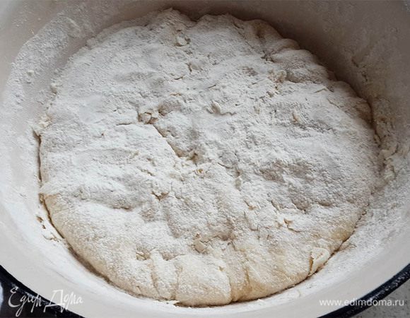 Дрожжи залить теплым молоком и добавить сахар, соль. Вбить яйца, влить масло. Перемешать. Всыпать муку (точно количество смотреть по состоянию теста). Замесить тесто, чтоб не липло к рукам, но было мягким и нежным.