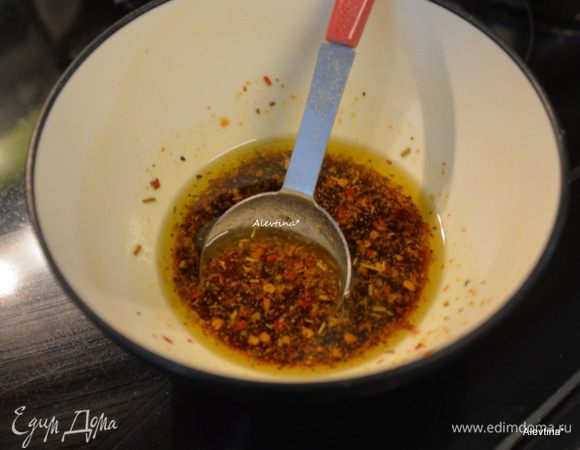 Смешать все ингредиенты в небольшой емкости кроме куриной голени.