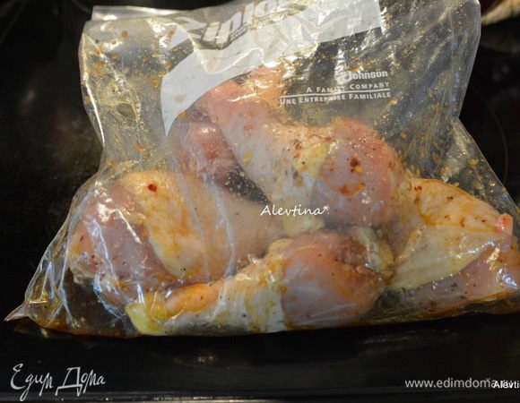 Выложить куриную голень в пакет, добавить маринад. Перемешать и оставить мариноваться на 1-2 часа или ночь.