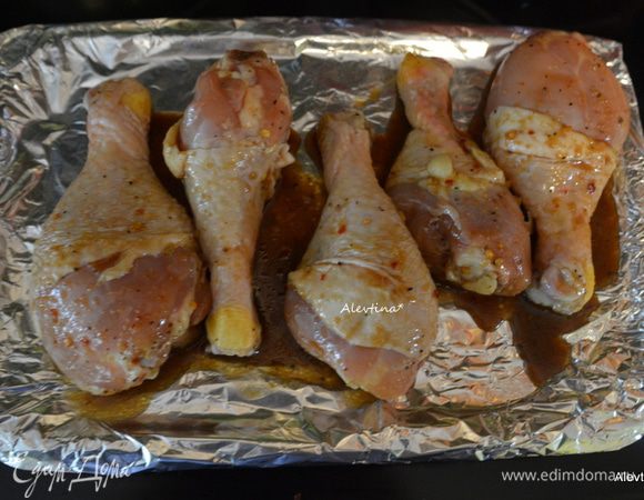 Разогреть духовку до 200°C.
Выложить голень на противень. Поставить духовку и перевернуть 1 раз.