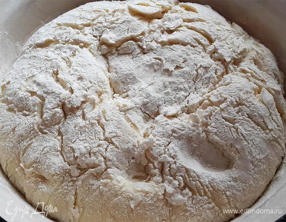 Накрыть миску полотенцем и поставить в теплое место. Через 1-1,5 часа тесто увеличится примерно в 2-2,5 раза. Обмять его и поставить еще в теплое место.