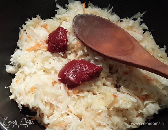 Пока приготовить начинку: капусту потушить с маслом минут 15. В конце добавить томатную пасту. Хорошо размешать. Чтобы мешать было удобнее, можно сначала развести пасту с горячей водой (1-2 ст. ложки). Остудить.