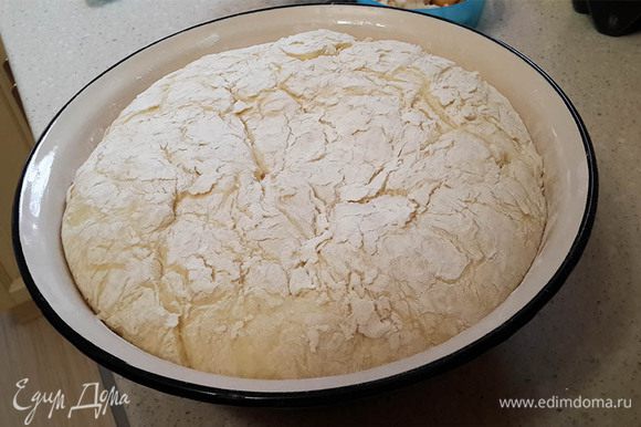 Когда тесто подойдет снова — можно выпекать пирог. Для этого нагреть духовку до 180°C.