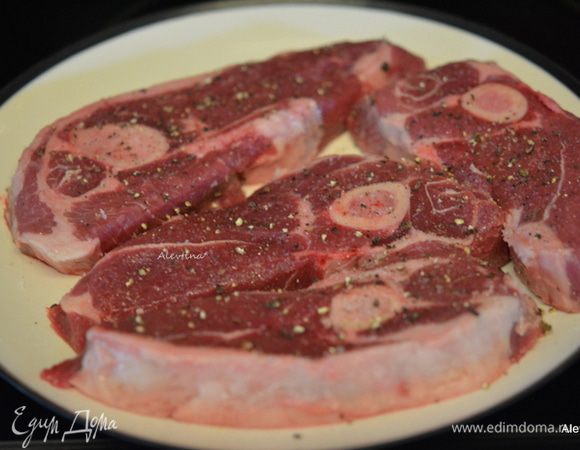 Свиные отбивные посолить и поперчить с обеих сторон. Гриль заранее разогреть.