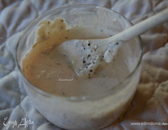 Приготовим соус. Смешать йогурт, паприку, кумин, мяту, лимонный сок. Закрыть крышкой и поставить в холодильник.