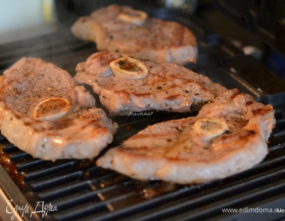 Готовим на гриле средний огонь. Примерно 6 мин. сторона. Если крупный кусок, время готовки увеличить. 