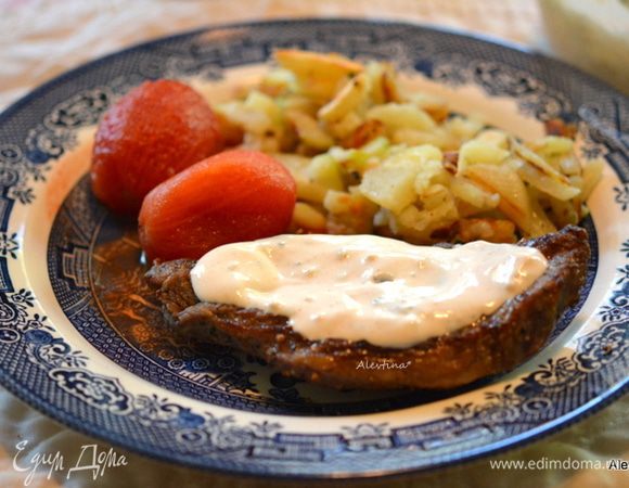 Подаем к столу с приготовленным соусом и готовым гарниром с овощами. Приятного аппетита.