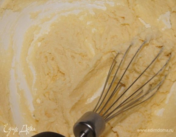 Займёмся приготовлением капкейков.
Размягченное сливочное масло взбить с сахаром.