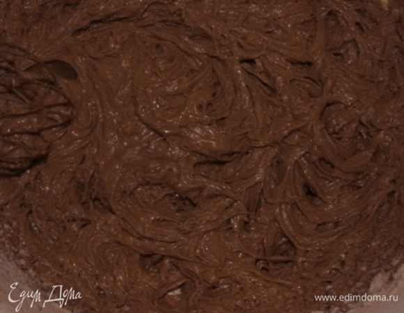 Смешать  в отдельной посуде муку, какао и разрыхлитель. 
Вмешать мучную смесь в масляную.