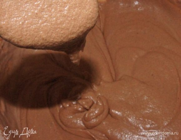 Добавить молоко, продолжая взбивать.
Должно получится тесто, примерно как 20% сметана.