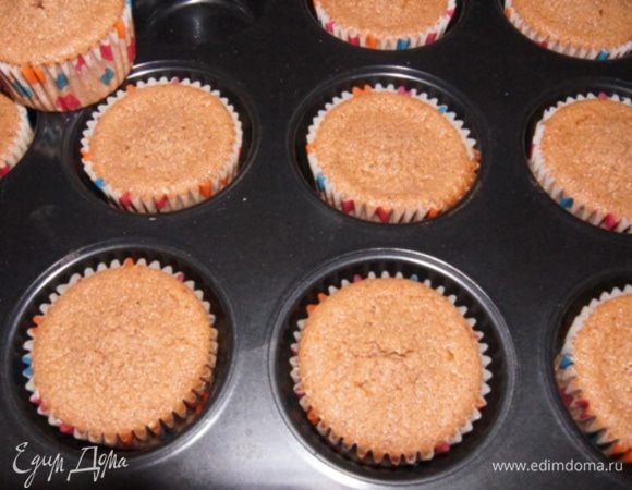 Готовность проверить на сухую палочку. Остудить.
Вот такие получились мини-тортики. Они немного опали после того как остыли.