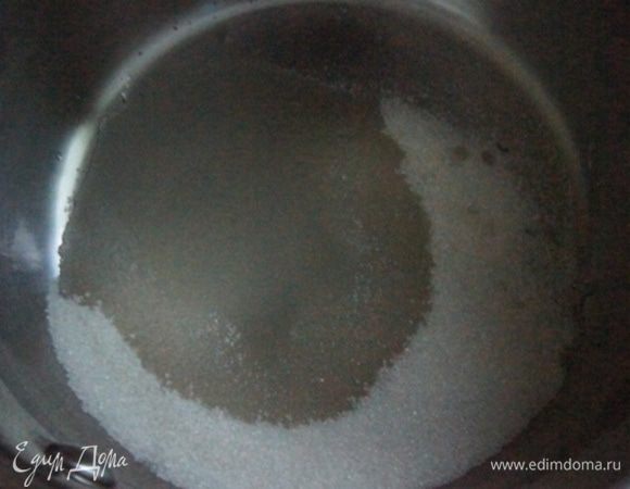 Готовим заварную меренгу для украшения наших капкейков. Поставить на огонь сахар с водой. Когда закипит, убавить и варить 6-8 минут. Если у вас есть термометр, то измерьте температура должна быть 120°С. Если нет, то проверьте как я. Опустите ложку, которой вы мешали в холодную воду на полминутки. Если сироп на ложке стал твердым, он готов.