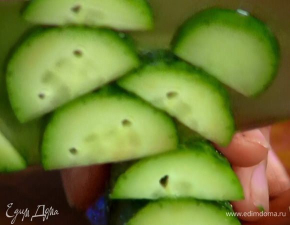 Огурец порезать полукольцами.