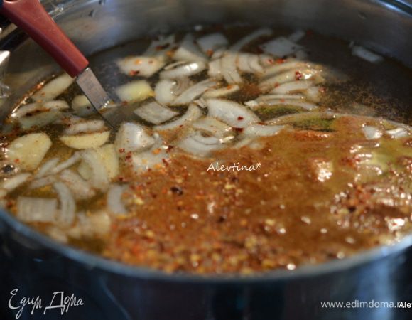 Приготовим маринад. В холодную воду налить рисовый уксус, луковицу половину нарезать, также чеснок, добавить специи и лавровый лист. Поставить на огонь и довести до кипения.