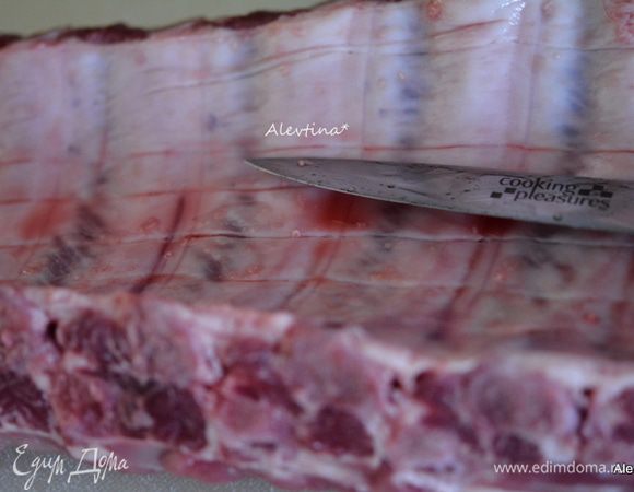 Свиные ребра помыть, пройтись острым ножом со стороны кости, так чтобы были видны разрезы как на фото.