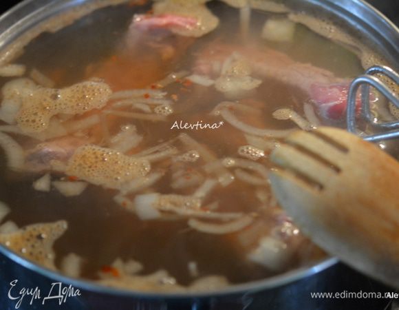 Выложить ребрышки в кипящий маринад и готовить примерно 1 час.