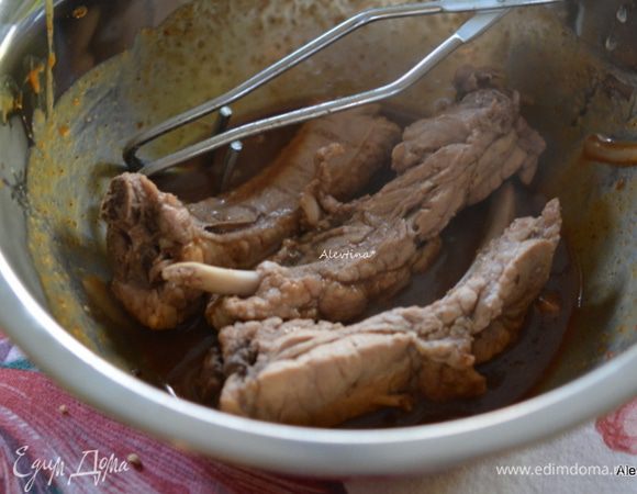 Окунать в глазурь небольшими партиями ребрышки и выкладывать на противень.