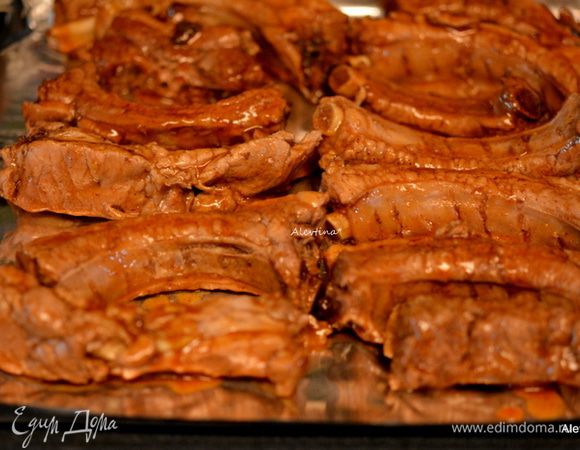 Поставить в разогретую духовку на 190°C на 15 мин. Перевернуть и вновь смазать оставшейся глазурью. Вернуть вновь в духовку на 15 мин.