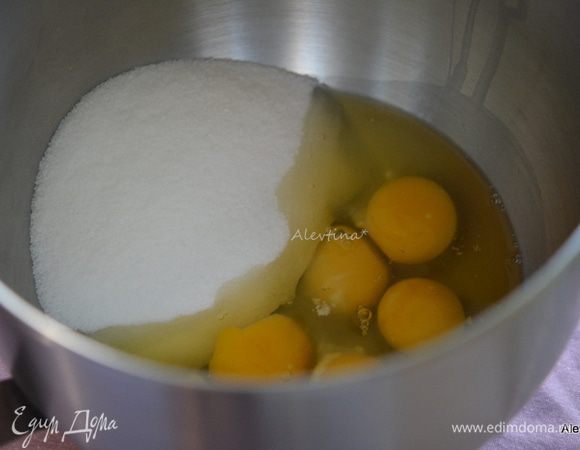 Разогреть духовку до 180°С. Взбить яйца с сахаром.