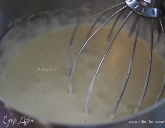 Добавить муку и аккуратно перемешать, не взбивать.