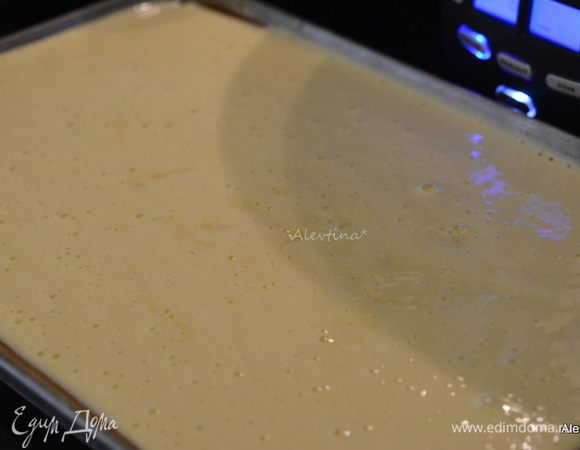 Приготовить противень, выложить бумагу для выпечки, смазать маслом. Вылить тесто , разровнять и поставить в разогретую духовку на 12 минут.