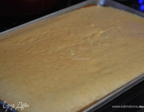 Сахарную пудру просеять через сито на тонкое чистое вафельное полотенце.
Перевернуть готовый бисквит аккуратно на полотенце. Убрать бумагу.