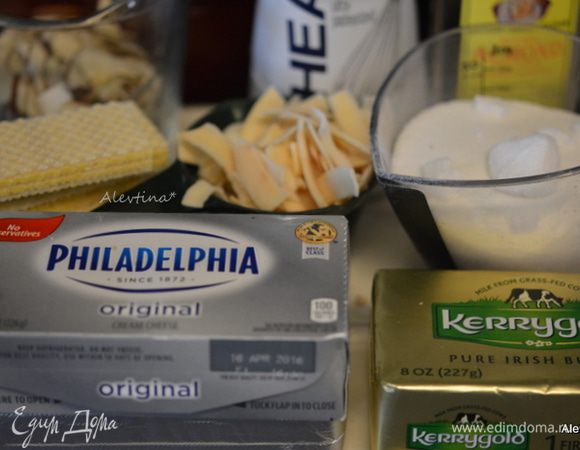 Приготовить продукты для начинки. Масло и сливочный сыр должны быть комнатной температуры.