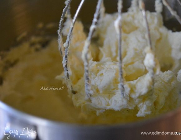 Сливочное масло взбить с сахаром. Добавить миндальный экстракт. затем сливочный сыр и перемешать до однородной массы. Взбить сливки до мягких пиков. Все перемешать аккуратно.