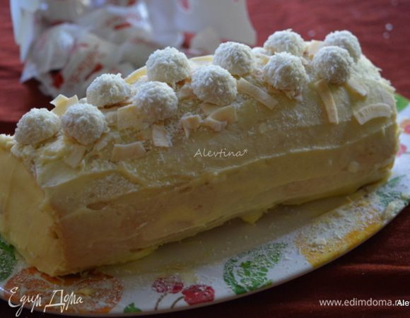 Свернуть все в рулет. Сазать рулет сверху остатками крема. Украсить рафаэлло конфетами и стружкой по желанию. Поставить в холодильник на 2 часа или ночь.