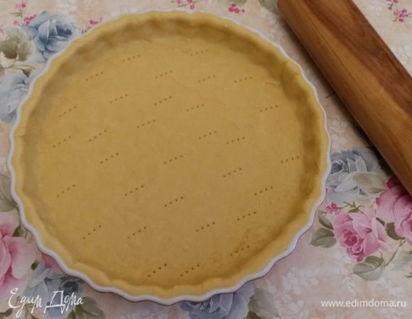 Достаем тесто из холодильника. Раскатываем тесто в пласт толщиной 3-4 мм, выкладываем в форму, обрезая излишки. Остатки теста пустила на украшение.
У меня форма 30 см в диаметре и 3 см в высоту. 
Накалываем тесто вилкой и выпекаем "вслепую" (накрываем тесто бумагой для выпечки, сверху высыпаем бобы) 15 минут при температуре 190°С. Далее снимаем бумагу и выпекаем еще 5 минут.