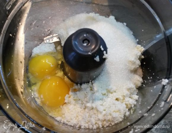 Пока запекаются яблоки, готовим творожный слой.
Взбиваем в комбайне все оставшиеся ингредиенты до однородности.