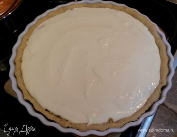 Выливаем творожную начинку на яблочную. Запекаем тарт до готовности творожного слоя 30-40 минут. За это время начинка должна схватиться.