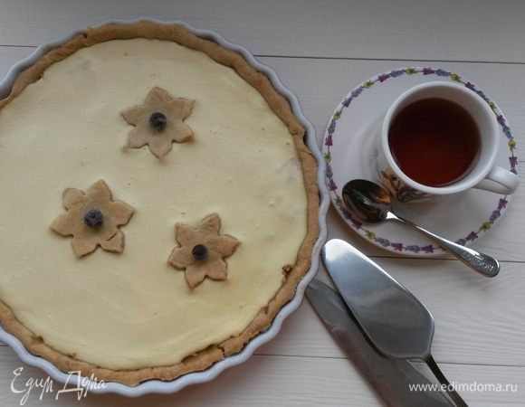 Готовому тарту даем полностью остыть. Только потом нарезаем на порционные кусочки.
Приятного чаепития!