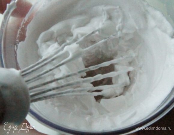 В то же время пока варится сироп нужно взбить белки. Продолжая взбивать, влить горячий сироп в белки. И продолжить взбивать пока меренга немного не остынет. Можно добавить краситель, чтобы сделать меренгу более нарядной. Честно скажу делала такую меренгу впервые, но результатом осталась довольна.