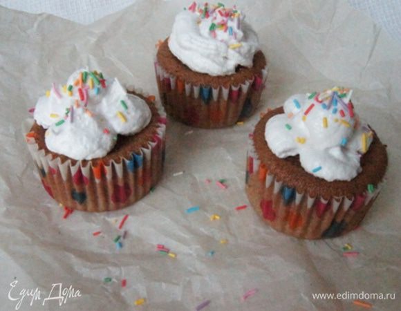 Украсить остывшие капкейки меренгой и украсить по желанию. Я присыпала конфетти.

